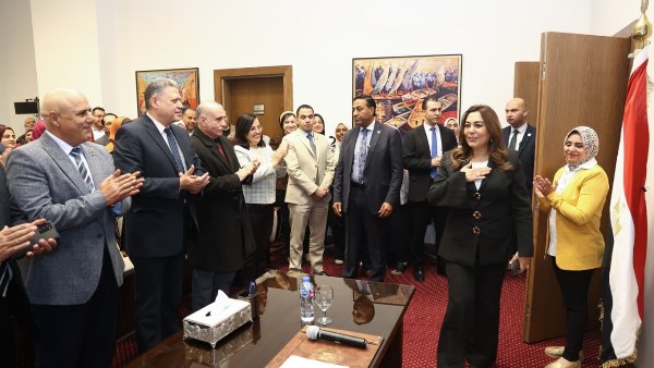 اجتماع وزيرة البيئة بالعاملين في الوزارة 