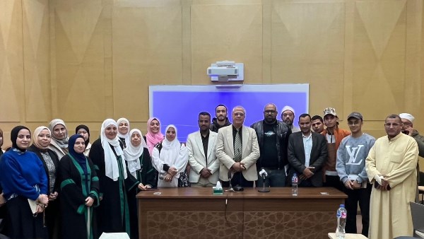 أستاذ أزهري: الأصل في بيئات العمل والدراسة هو الزمالة الراقية وليس الصداقة المتجاوزة