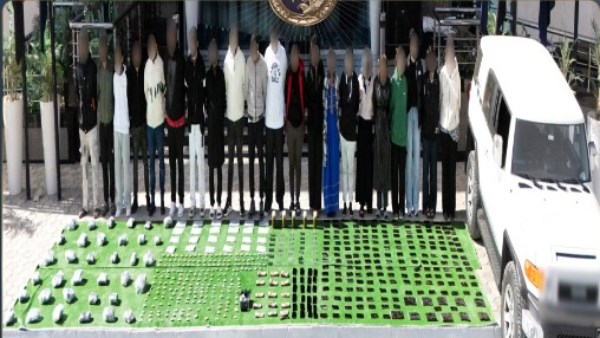 أعضاء العصابة وأمامهم المضبوطات 