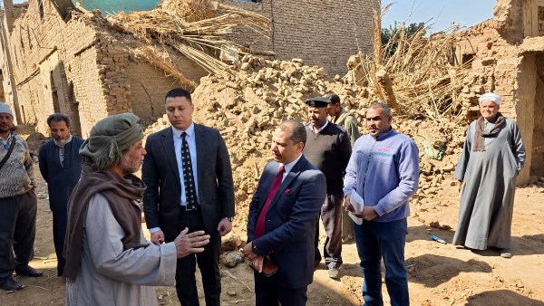 معاينة النيابة الإدارية لموقع الانهيار 