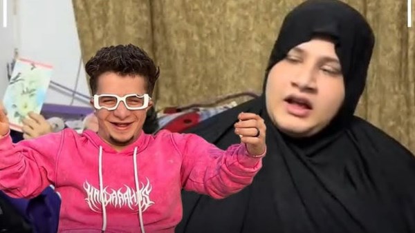 التيك توكر عمر فرج وشقيقه في شخصية ام عمر