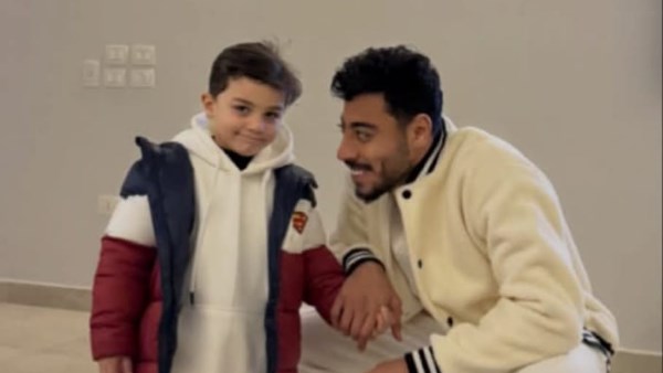 اكرم توفيق و ابنه 