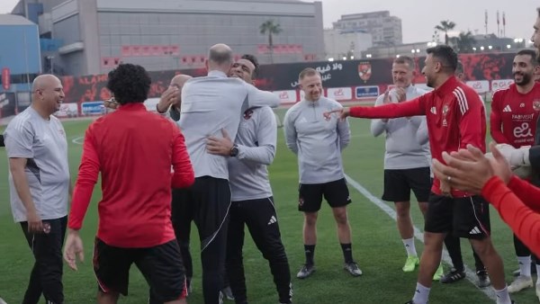 الأهلي يحتفل بعيد ميلاد عادل مصطفى 