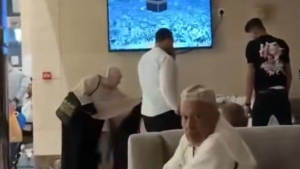 مشهد مؤلم بعد لقاء اب لابنته بعد 11 عاما