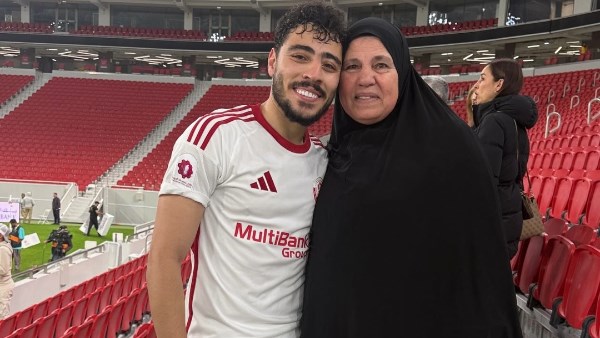 اكرم توفيق ووالدته 