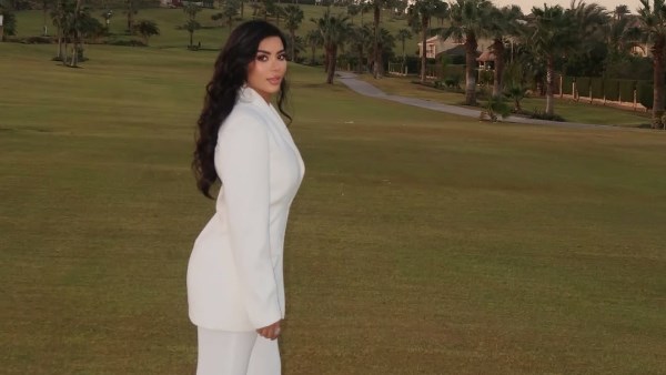 بإطلالة كلاسيكية.. كارولين عزمي تستعرض جمالها عبر إنستجرام