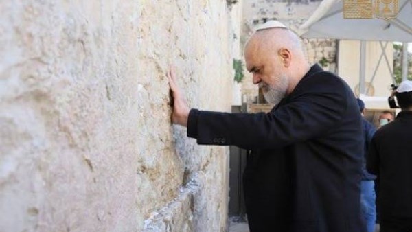 رئيس وزراء ألبانيا و وزير خارجية توغو يقتحمان حائط البراق المحتل