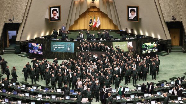 نواب إيرانيون يهتفون "الموت لأمريكا والموت لإسرائيل" داخل البرلمان