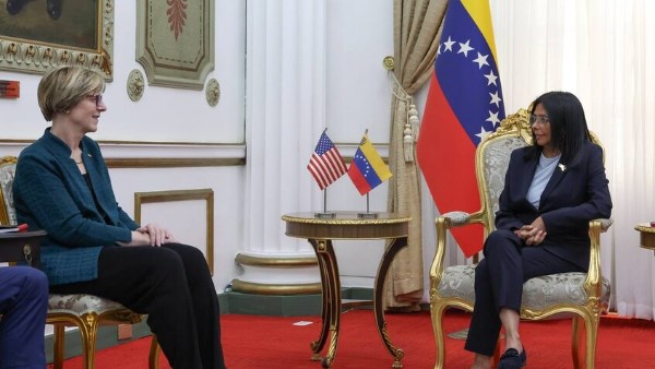 الرئيسة الفنزويلية المؤقتة تلتقي رئيسة البعثة الدبلوماسية الأمريكية في كاراكاس الرئيسة الفنزويلية المؤقتة تلتقي رئيسة البعثة الدبلوماسية الأمريكية في كاراكاس