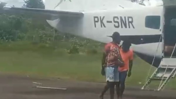 إندونيسيا.. مصرع قائد طائرة ومساعده في هجوم مسلح أثناء هبوطهم في المطار 