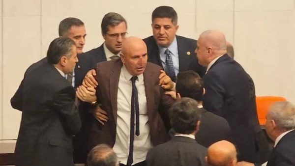 اشتباك بالأيدي بين النواب في البرلمان التركي لمنع وزيرين جديدين من أداء اليمين الدستورية