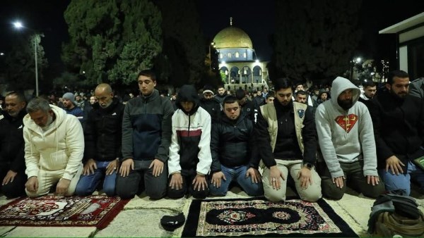 40 ألف مصل يؤدون صلاتي العشاء والتراويح في المسجد الأقصى