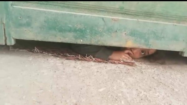 خلف باب منزل مغلق