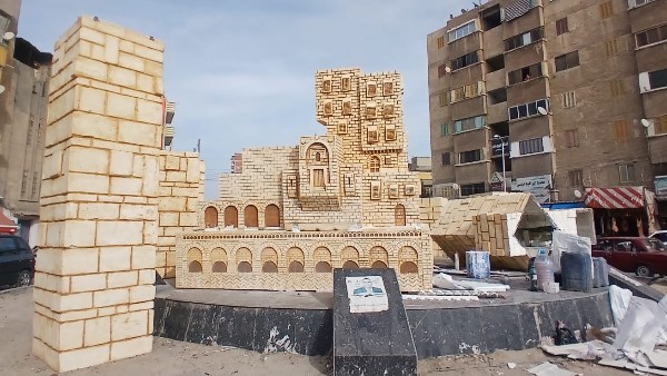 البحيرة: الانتهاء من تركيب العناصر المعمارية والتراثية بميدان العزيز عثمان تمهيدًا لافتتاحه البحيرة: الانتهاء من تركيب العناصر المعمارية والتراثية بميدان العزيز عثمان تمهيدًا لافتتاحه