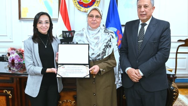 محافظ البحيرة تكرم مديرة مدرسة يوسف كمال الإعدادية بشبراخيت
