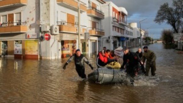 منخفض ليوناردو يغرق الشوارع