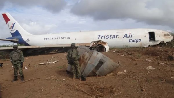 سقوط طائرة صومالية في البحر بعد عطل فني فور الإقلاع