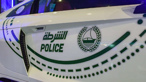 50 ألف درهم غرامة.. شرطة دبي توقف طفلاً يقود دراجة نارية في شارع عام