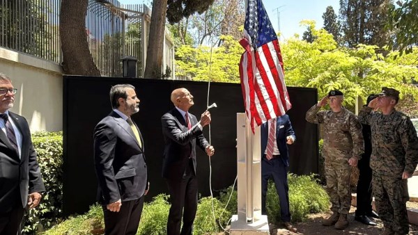 براك يرفع العلم الأمريكي في مجمع السفارة بدمشق