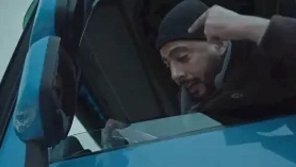 عصام السقا في مشهد من مسلسل صحاب الأرض