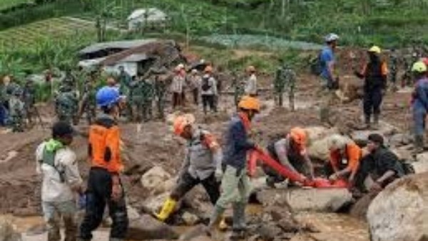 إندونيسيا: ارتفاع حصيلة ضحايا انهيار أرضي إلى 64 قتيلا.. والسلطات تواصل البحث عن 16 مفقودًا
