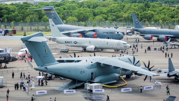 مشكلات الإمدادات والتوترات السياسية تعيق نمو قطاع الطيران العالمي