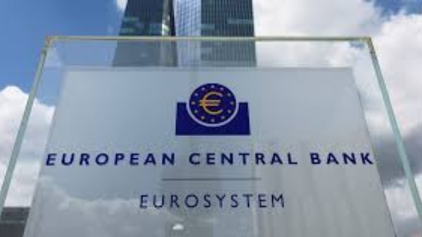 تشديد مفاجئ لمعايير الائتمان في بنوك منطقة اليورو يثير مخاوف على الاستثمار قبيل قرار المركزي الأوروبي