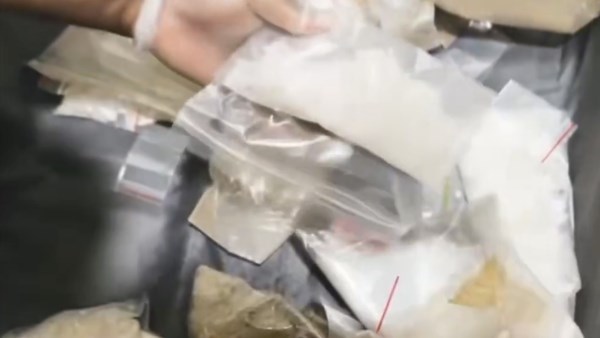 "الداخلية الكويتية" تضبط آسيويًا بحوزته 10 كيلوجرامات من مادتي الهيروين النقي والشبو