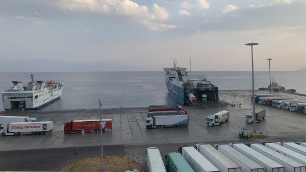 ميناء نويبع البحري بجنوب سيناء يشهد تداول 5500 طن بضائع و320 شاحنة