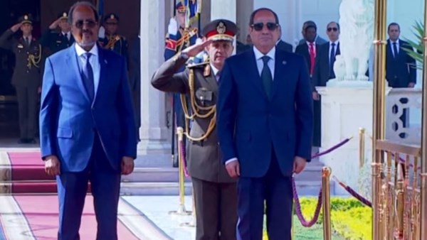 الرئيس السيسي يستقبل نظيره الصومالي في قصر الاتحادية