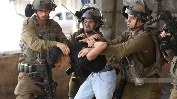الاحتلال الإسرائيلي يعتقل 22 فلسطينيا من محافظة نابلس