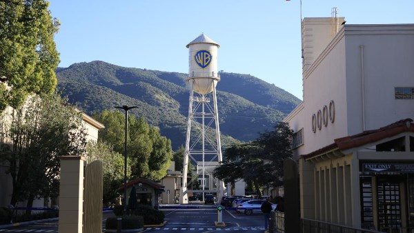 صفقة هوليوود العملاقة.. "باراماونت تُحسّن عرضها وتغري مساهمي "وارنر"