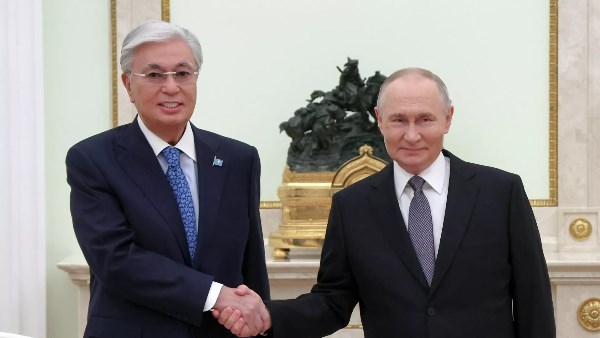 بوتين يبحث مع توكاييف هاتفيا تطور العلاقات الروسية-الكازاخستانية والشراكة والتحالف الاستراتيجي الشامل