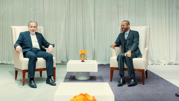 وزير الخارجية العماني يؤكد حرص بلاده على الإسهام في دعم الأمن والسلم وتجنيب المنطقة ويلات الحروب
