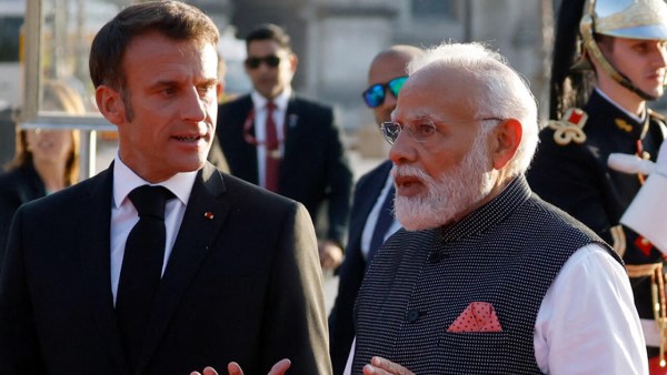 ماكرون يصل إلى الهند في زيارة رسمية تركز على التعاون بمجالات الدفاع والذكاء الاصطناعي