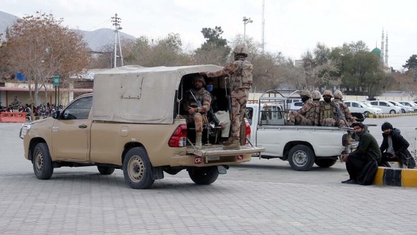 مقتل وإصابة 31 شخصا في هجوم على قوات الأمن بباكستان