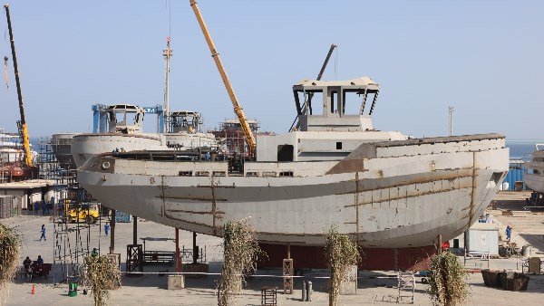 رئيس هيئة قناة السويس يعلن اكتمال أعمال التجارب والتسليم للقاطرتين "عزم 3" و"عزم 4"