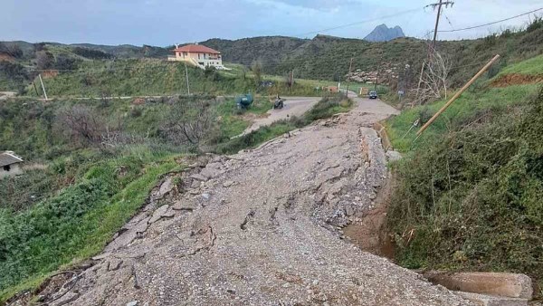 عواصف عنيفة تضرب غرب اليونان وتُخلي تجمعات سكنية بسبب الانهيارات الأرضية