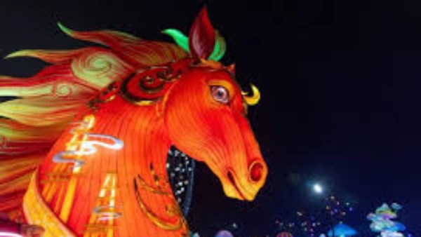 موكب من التنانين والخيول بالحي الصيني في لندن احتفالاً برأس السنة القمرية