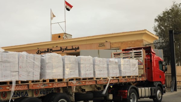 قافلة المساعدات الإنسانية الـ145 تدخل إلى الفلسطينيين بقطاع غزة