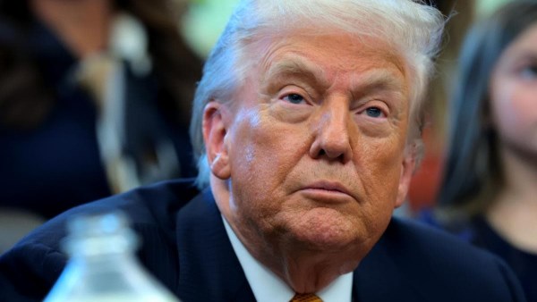 رسوم ترامب العالمية بنسبة 10% تدخل حيز التنفيذ وسط غموض بشأن زيادتها إلى 15%