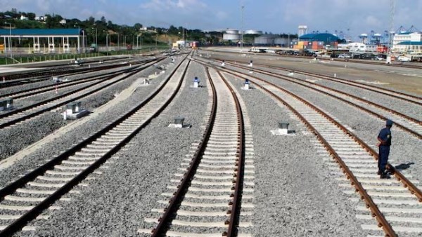 أوغندا تخطط لربط سكة حديد مع تنزانيا لفتح مسارات تصدير المعادن الحيوية