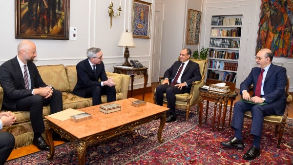 وزير الخارجية يؤكد الأهمية التي توليها الحكومة لتمكين القطاع الخاص وجذب المزيد من الاستثمارات الأجنبية