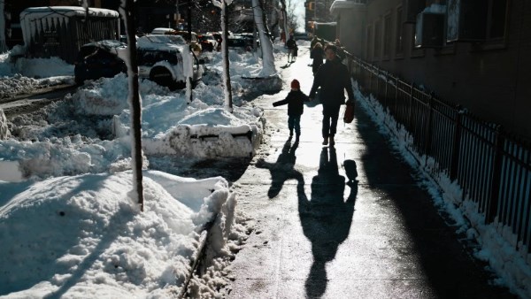 عاصفة ثلجية تشل شمال شرق أمربكا .. والثلوج تتراكم قبل وصول موجة جديدة