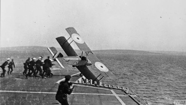 صورة لحادثة وقوع الطائرة وسقوطها بالبحر وقتل دونيغ