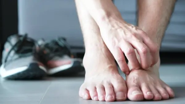 حكة الساقين المستمرة.. عرض جلدي عابر أم إنذار مبكر لمشكلة خطيرة؟