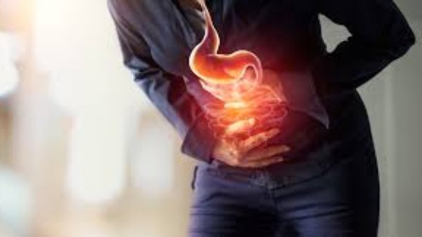 نار أسفل الصدر.. متى تصبح الحموضة إنذارًا مبكرًا لمرض خطير؟