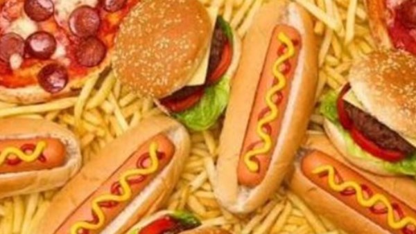 صيام رمضان 2026.. تحذير من الإفطار على الوجبات السريعة والمصنّعة