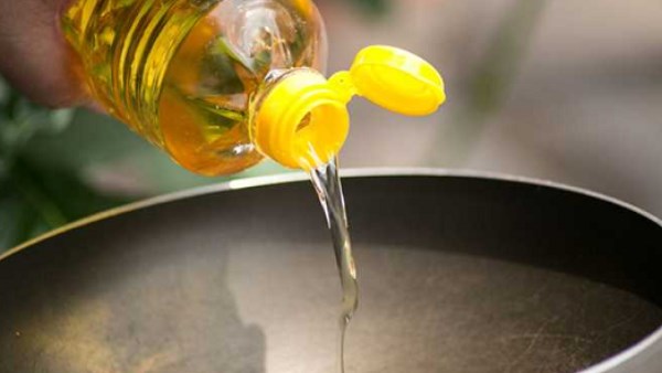  «سلامة الغذاء» تحذر من مخاطر خلط زيت القلي القديم بالجديد| تفاصيل