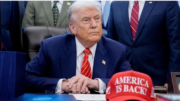 قبعة تسرق الأضواء بالبيت الأبيض